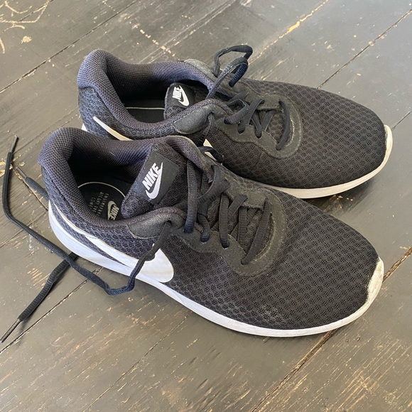 Nike Tanjun Sneakers - Picture 1 of 4